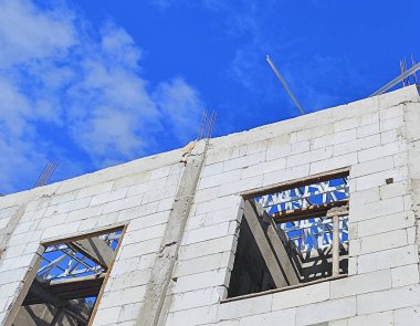 Açık Mavi Gökyüzü Altında Bitmemiş Ev Yapımı