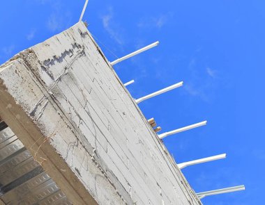 Parlak Gökyüzü Arkaplanına sahip Tamamlanmamış Yapı