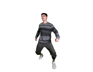 Siyah gömlekli mutlu genç adam yan yana koşuyor.