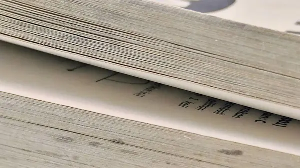 Kırsal ve edebi bir arkaplan oluşturan eski kitap kağıtlarının örtüşmesi. Eğitici, tarihsel ya da hikaye anlatımı için mükemmel..