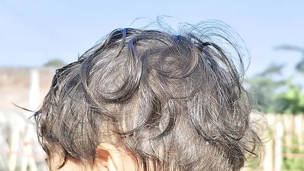 Erkek saçının makro görüntüsü, saç stili, saç bakımı veya çocuk bakımı kavramları için mükemmel.