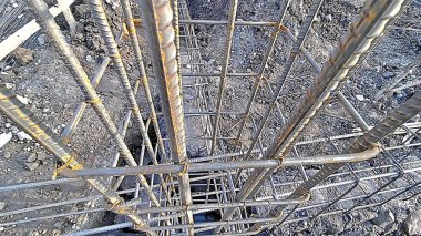 İnşaat iskelesi ve metal boruları olan bir inşaat alanı.