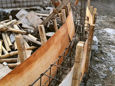 Ahşap bir çit inşaatı