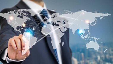 İş adamı bulanık arkaplanda dünya haritasına dokunuyor. Küresel iş ve iletişim kavramı