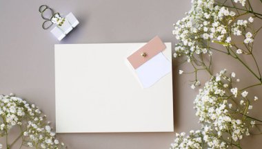 Tarzlı stok fotoğrafı. Kadınsı düğün masaüstü kırtasiye malzemeleri, boş tebrik kartı, bebek nefesi Gypáila.