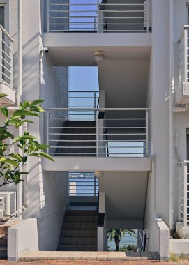 Balkonlu ve merdivenli bir apartman. 