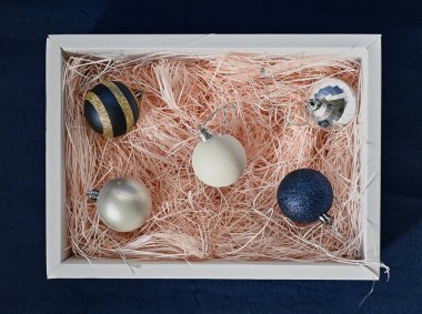 Şimdiki kutuda Noel süsleri