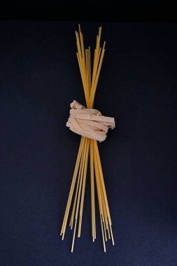 Siyah arkaplanda erişte kombinasyonu