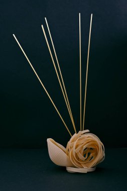  makarna kombinasyonu koyu arkaplanda