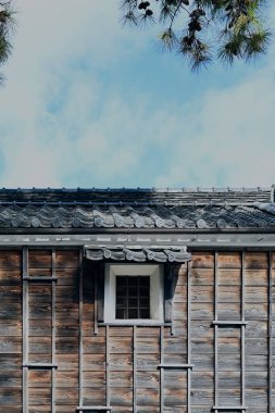 Japonya 'da küçük pencereli ve kiremitli çatılı eski ahşap ev