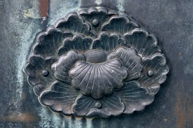 Japon tapınağının antik kapısındaki eski süs eşyası.