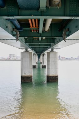 Köprü inşaatı, farklı renkler, detaylar, yavaş su