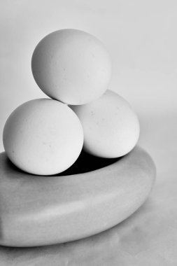 Seramik haykırışta beyaz yumurta piramidi