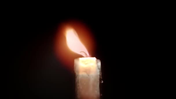 Αναμμένο Κερί Στο Σκοτάδι — Αρχείο Βίντεο