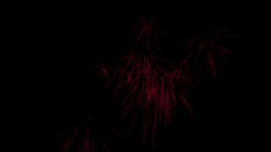 Gece gökyüzünde havai fişekler