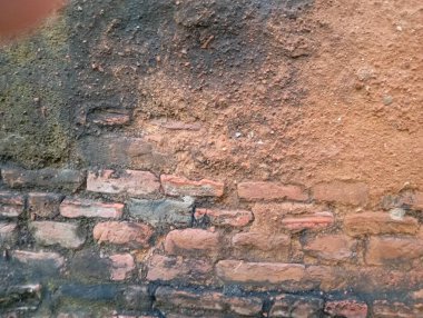 Arka planda çatlaklar olan eski tuğla duvar