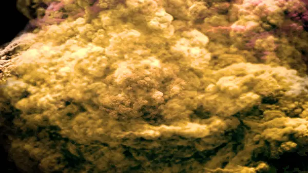 Siyah bir bulutta patlama.