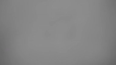 Çarpıcı bir video canlı pembe bir ışık patlaması gösteriyor. Tamamen siyah bir arkaplan boyunca dışarıya doğru yayılıyor.