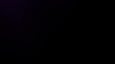 Bu dinamik video, saf siyah bir arkaplan karşısında kesişen, canlı mor ışık çizgilerini içerir.