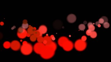 Büyüleyici bir bokeh etkisi, koyu siyah arkaplana karşı çeşitli boyutlarda kırmızı ve pembemsi daireler içeriyor.