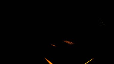 Büyüleyici bir görüntü dinamik, turuncu ışık derin siyah bir arkaplana doğru ilerliyor.