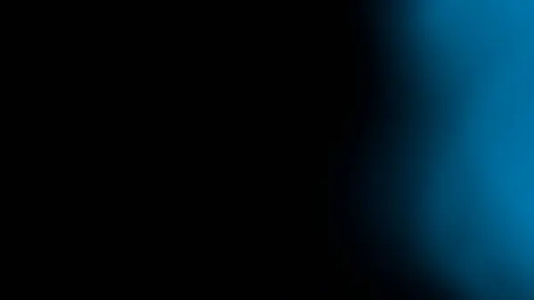 Büyüleyici bir görüntü, koyu siyahtan canlı, doymuş maviye kusursuz bir değişim gösteriyor.