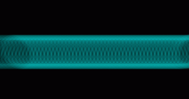 Katı bir fırça arka planına karşı yinelenen, karmaşık deseni olan yatay, gök mavisi bir tüp veya kurdele.