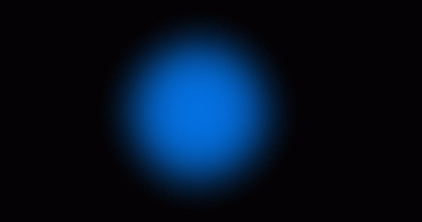 Yumuşak odaklı, canlı bir mavi ışık kaynağını tamamen fırça arkaplanına odaklayan büyüleyici bir görüntü.