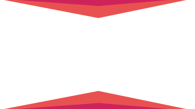 Çarpıcı soyut bir resim üst üste binen üçgen şekiller koyu siyah bir arkaplan karşısında kırmızı tonlarda