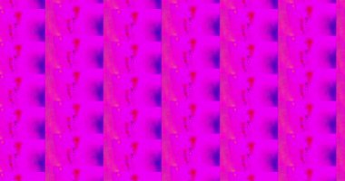 Canlı pembe ve mor renklerin yinelenen deseni, ince varyasyonlar ve renk çizgileri soyut, neredeyse resmedilmiş bir etki yaratıyor.