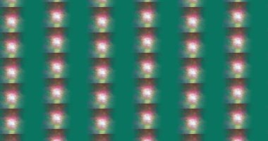 Her biri parlak, kırmızı ve sarı renklerin karışımından oluşan soyut bir tasarım sergiliyor.