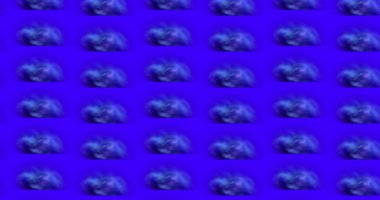 Mavinin tonlarında bulanık, yumuşak kenarlı şekillerin tekrar eden bir deseni canlı, saf mavi arka plana karşı.