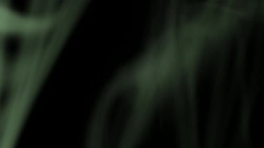 Yeşil duman siyah arkaplanda süzülerek gizemli ve rüya gibi bir atmosfer yaratır..