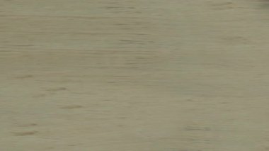 Detaylı doku, arka planlar için uygun açık kahverengi ahşap bir yüzey ortaya koyuyor..