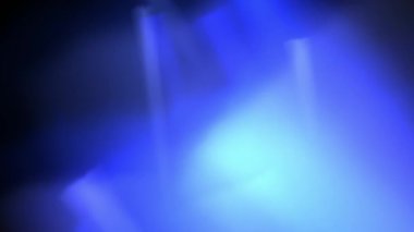 Parlak kırmızı bir ışık, karanlık bir boşlukta hızla ilerler, dinamik ve soyut bir enerji ve hareket gösterisi yaratır..