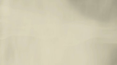 Dinamik ışınlama çizgileri fütüristik ve soyut bir tünel etkisi yaratır..