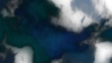 Evrensel nebula kozmik mavi ve zümrüt kıvrımlarıyla derin, siyah bir boşluğa doğru açılır..