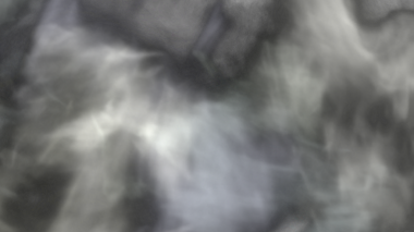 Yumuşak ve bulanık gri duman arka planı, atmosferik projeler veya soyut tasarımlar için ideal, dengesiz ve ruhani bir atmosfer yaratır.