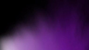 Işıl ışıl morumsu nebula karanlık, kozmik bir tuval üzerinde kıvrılarak ruhani ve büyüleyici bir galaktik ekran yaratır..