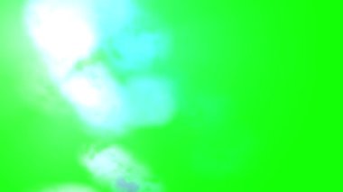 Renkli ışığın enerji akışları, koyu bir arkaplan karşısında mavi, yeşil ve mor tonlarını harmanlayarak büyüleyici bir soyut dinamik etki yaratır..