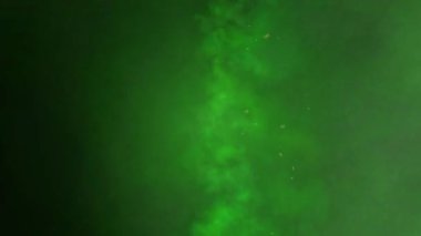 Zümrüt yeşili sis, tasarım amaçlı gizemli bir ortam ya da karanlık bir zemin yaratır..