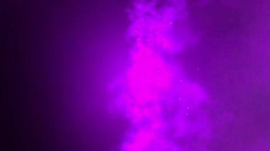 Işıl ışıl parlayan mor bulutlar, karanlık bir arkaplan karşısında parlaklık yayarak ruhani güzellikler yaratır..