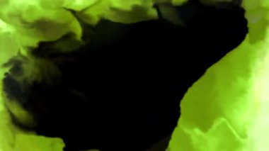 Soyut arkaplan, siyah ve canlı yeşil renklerin karışımı ile sıvı şekilleri gösterir, dinamik bir bileşim oluşturur.