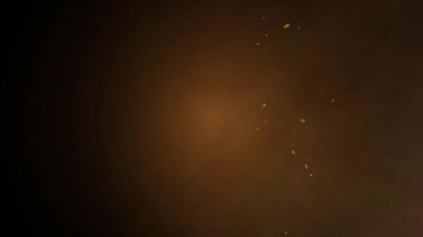 Sıcak, puslu bir atmosferde etrafa saçılmış ışık zerreleri ile altın kahverengi soyut arka plan bir gizem hissi yaratıyor.