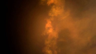 Neon yeşil ve kırmızı tonlara sahip kademeli arkaplan modern projeler için mükemmel bir soyut tasarım yaratır..