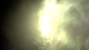 Göksel mavi ışığa sahip koyu soyut bir eğim dramatik ve atmosferik dokulu bir arka plan yaratır..