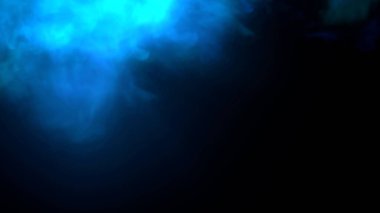 Canlı yeşil ekrana karşı beyaz duman etkisi, görsel efektler ve dijital sanatta birleşim için mükemmel..