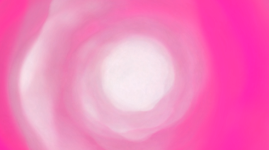 Hareketli pembe soyut girdap. Girdap enerjisi ve derin mor çekirdekli. Dinamik arka planlar için mükemmel..