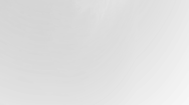 Soyut gri ölçekli katmanlı şekiller bir derinlik ve modern sanatsal tasarım hissi yaratır..