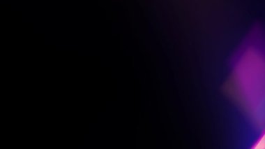 Parlak mor ve mavi ışık efektleriyle soyut dinamik arkaplan